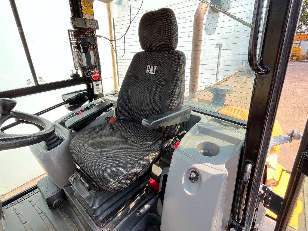 Caterpillar 908M - Quick Coupler / Automatic Greasing Photo 8