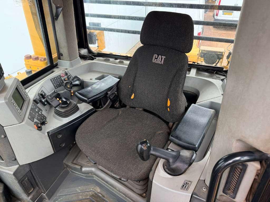 Caterpillar D8T - GERMAN Machine / Ripper Photo 8