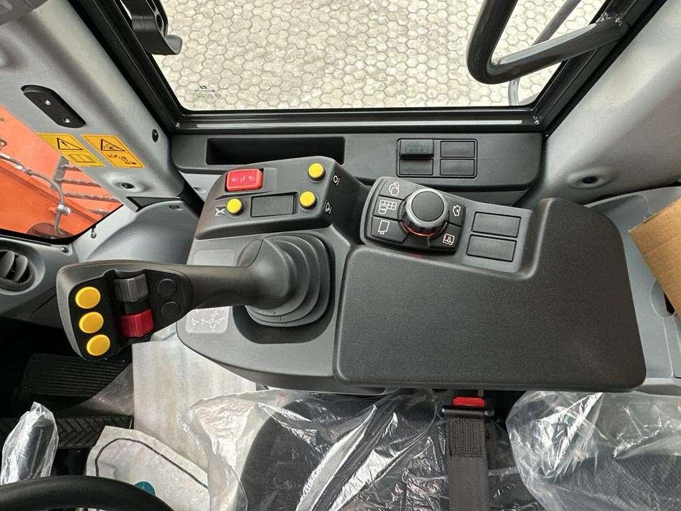 Hitachi ZW250-7 Photo 18
