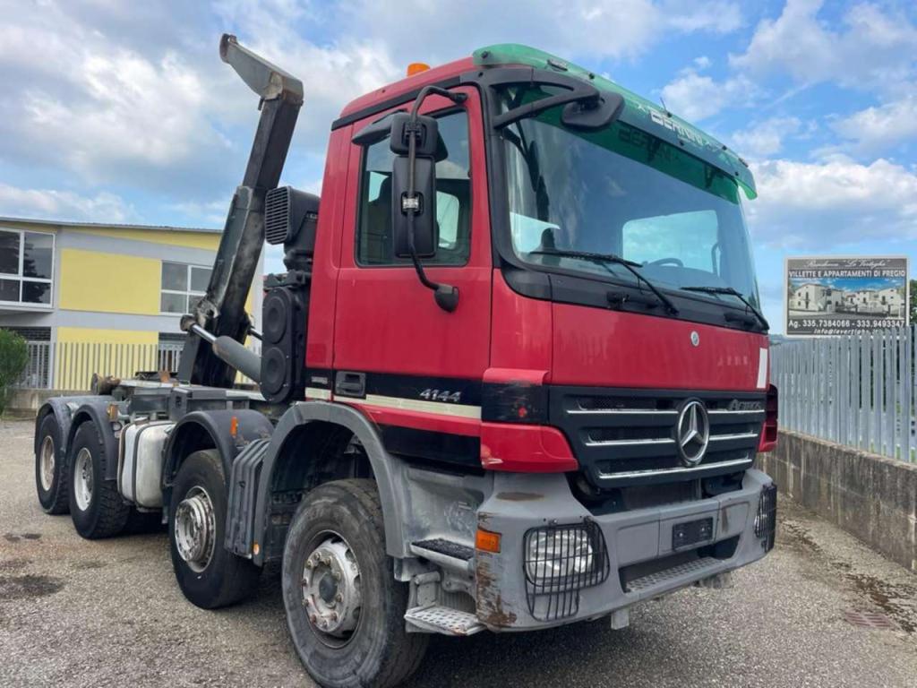 Mercedes-Benz 4144 Photo 1