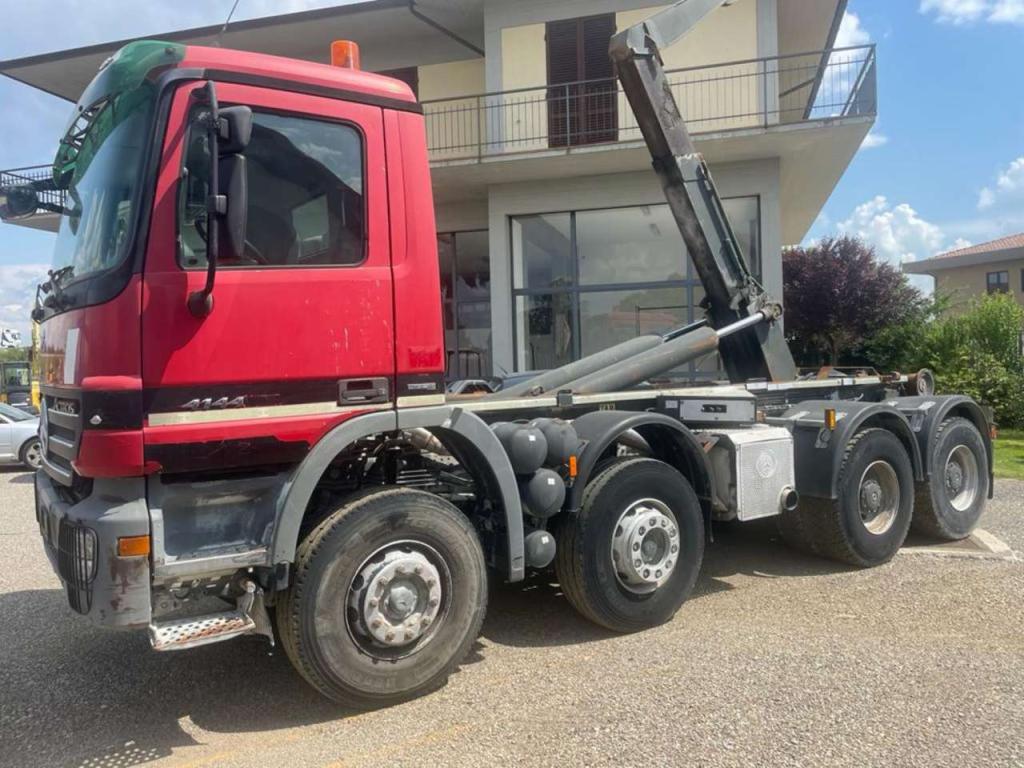 Mercedes-Benz 4144 Photo 3