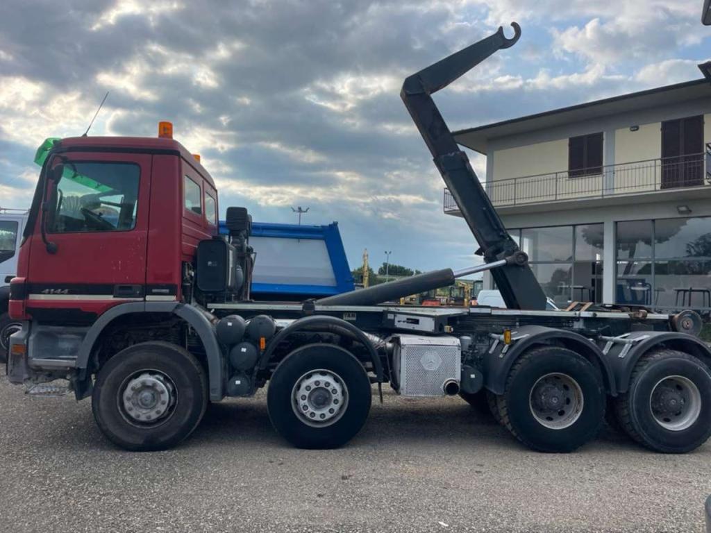 Mercedes-Benz 4144 Photo 4