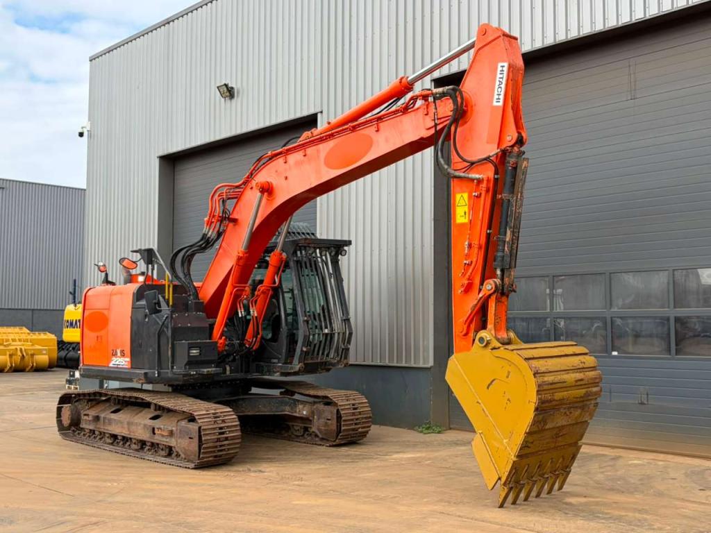 Hitachi ZX225US5LC Photo 6