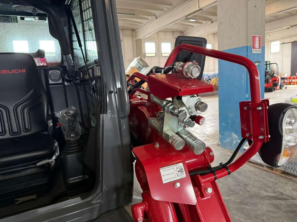 Takeuchi TL12V2 Photo 11