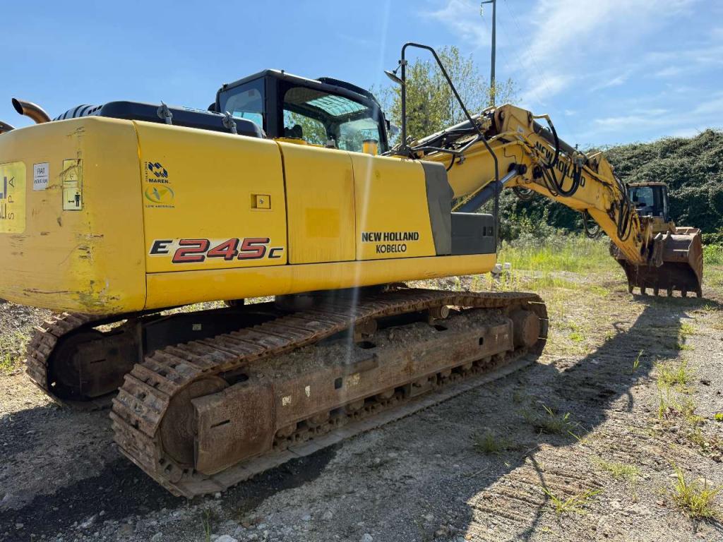 New Holland E 245 C Photo 6
