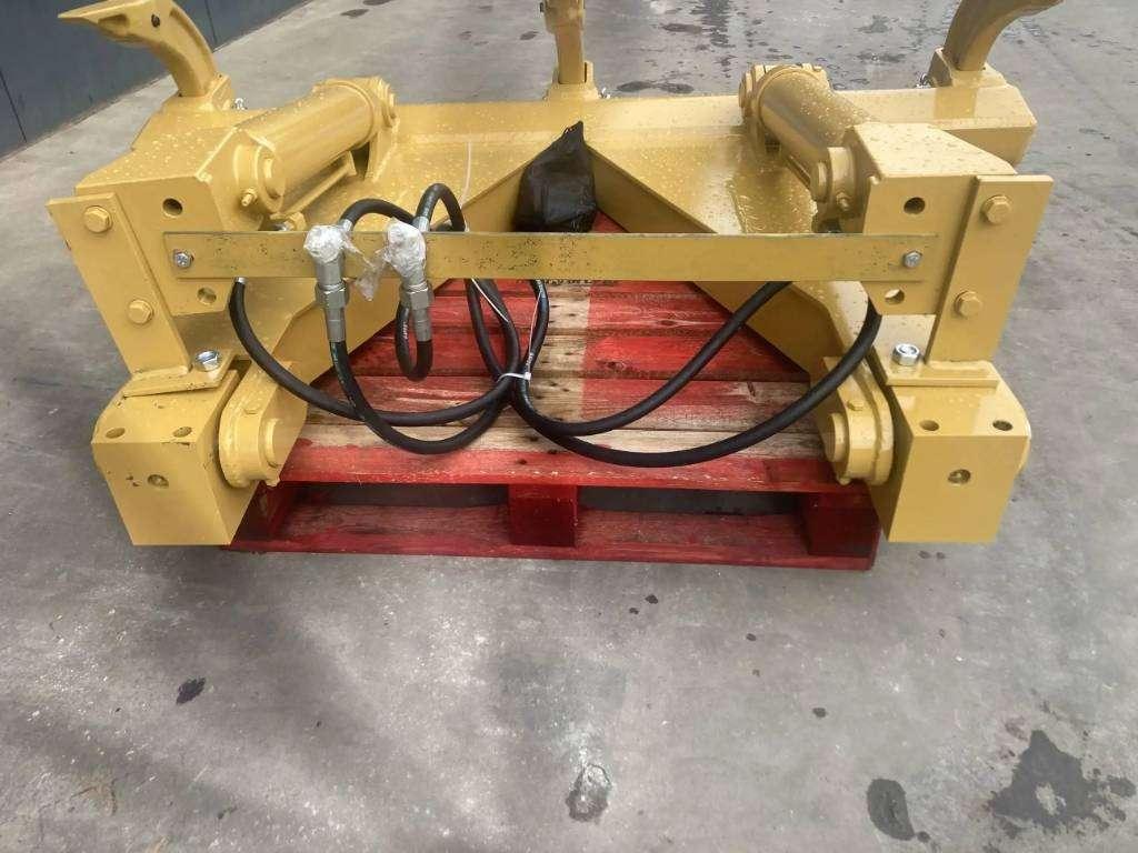 Caterpillar D4H Ripper Photo 4