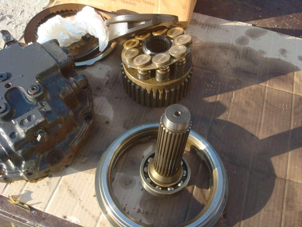 Translation motor for Case CX 210 Photo 3