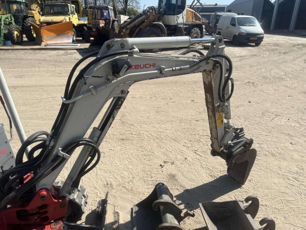 Takeuchi TB 108 3 buckets Photo 14