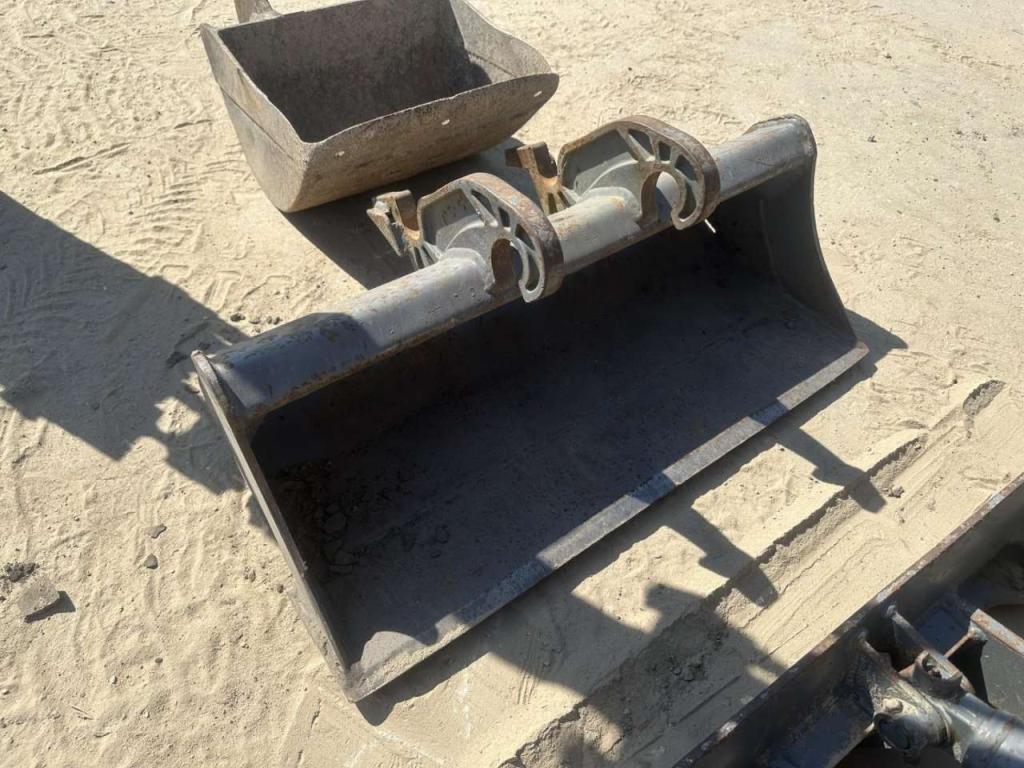 Takeuchi TB 108 3 buckets Photo 24