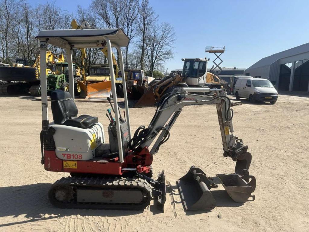 Takeuchi TB 108 3 buckets Photo 6