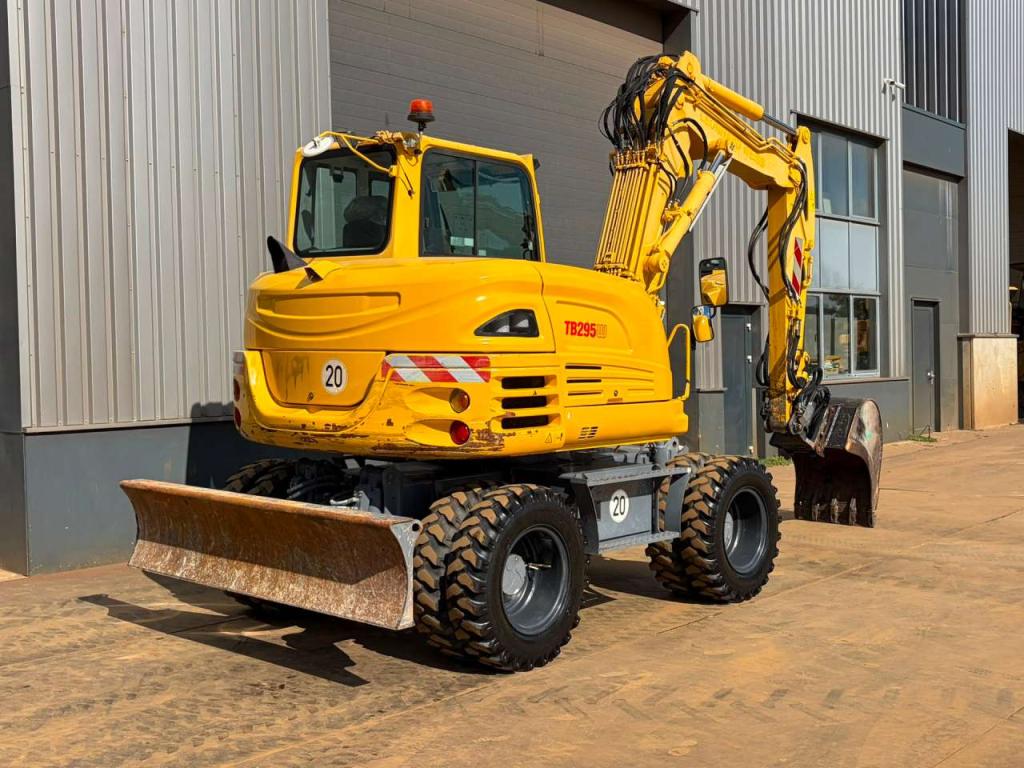 Takeuchi TB295W-1 Photo 5