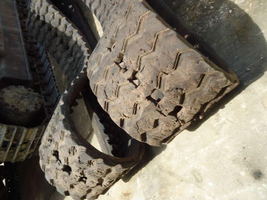 Rubber tracks for Takeuchi TL10V-2 Photo 4