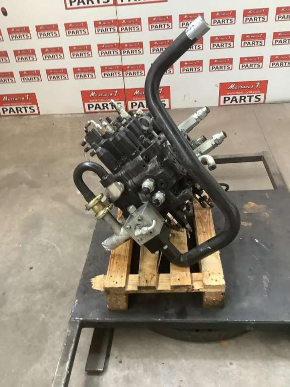 Hydraulic distributor for New Holland E385 Photo 2