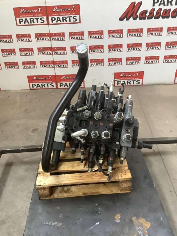Hydraulic distributor for New Holland E385 Photo 3