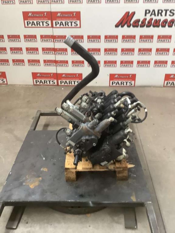 Hydraulic distributor for New Holland E385 Photo 4