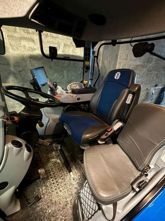New Holland T 7.225 Photo 2