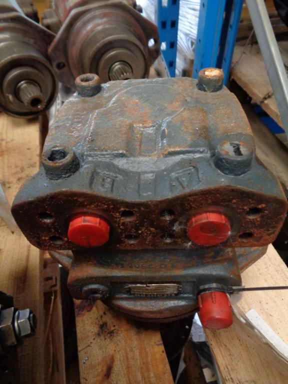 Track motor for Liebherr 912 litronic Photo 1