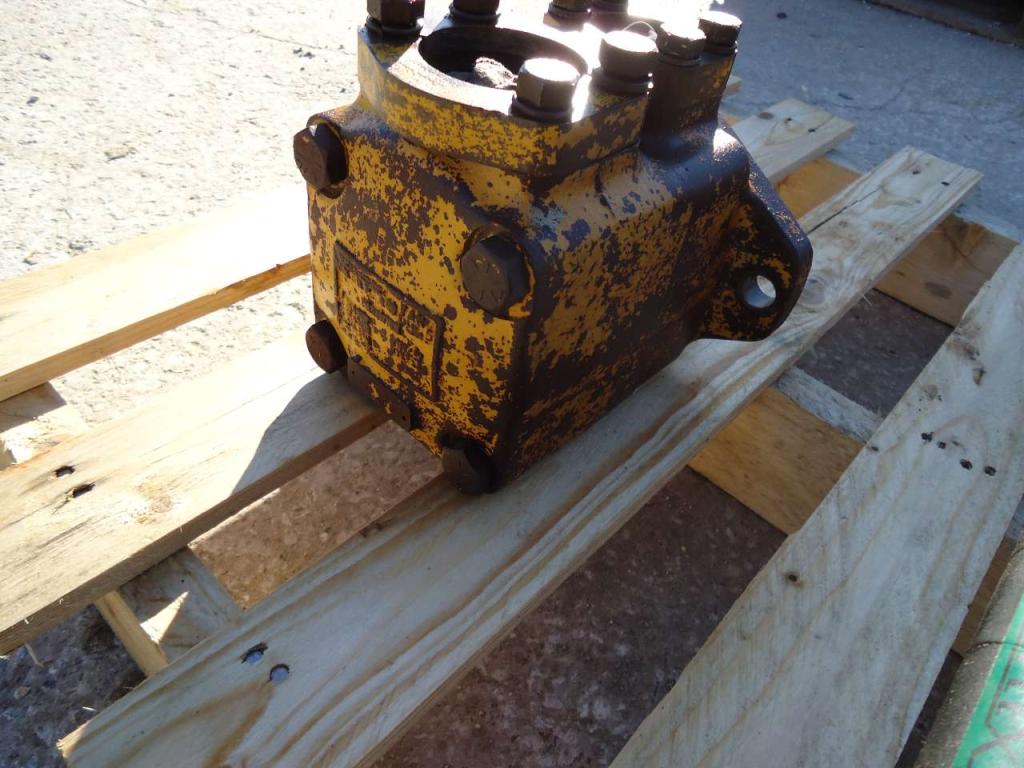 Hydraulic pump for Caterpillar 955L Photo 3