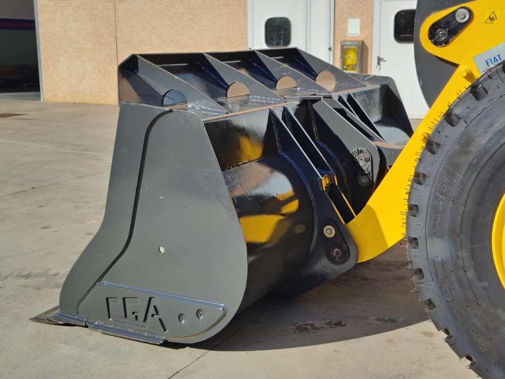 New Holland W 170B Photo 18