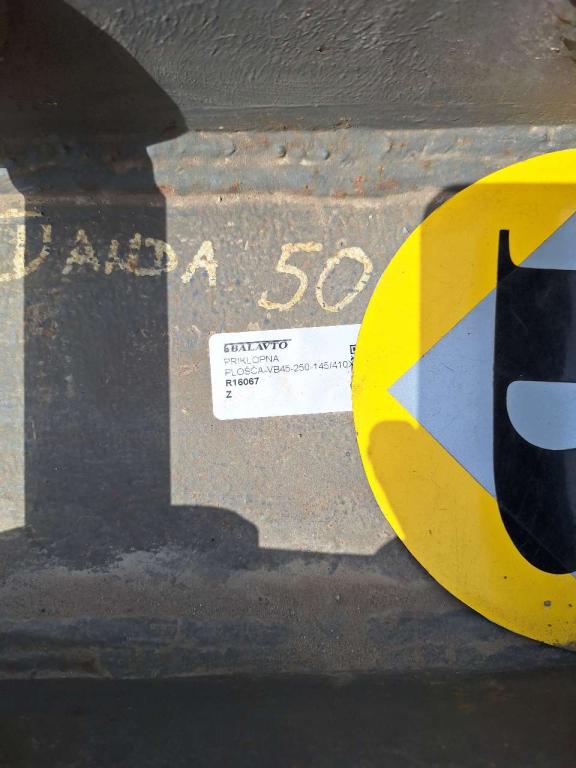 UNI45 for 5-12 ton excavators Attachment plate Photo 9