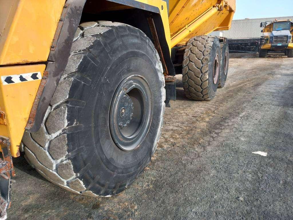 Komatsu HM400-3R (4pcs available for sale in Abu Dhabi) Photo 13