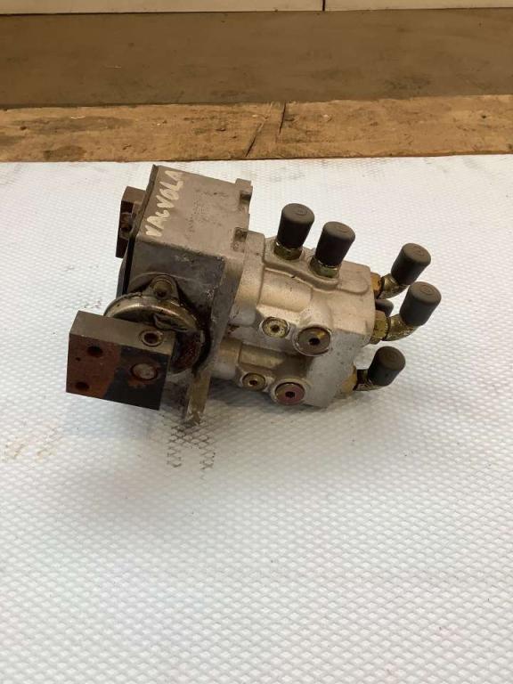 Travel control valve for Hitachi ZX135US Photo 1