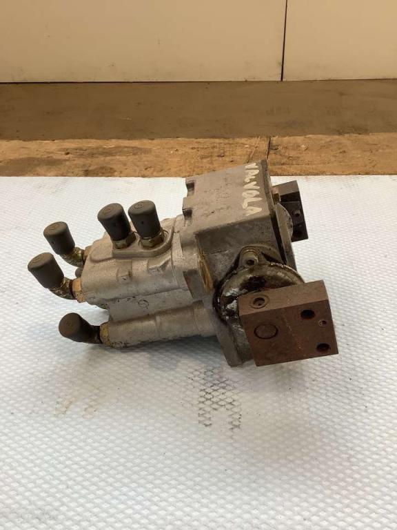 Travel control valve for Hitachi ZX135US Photo 3