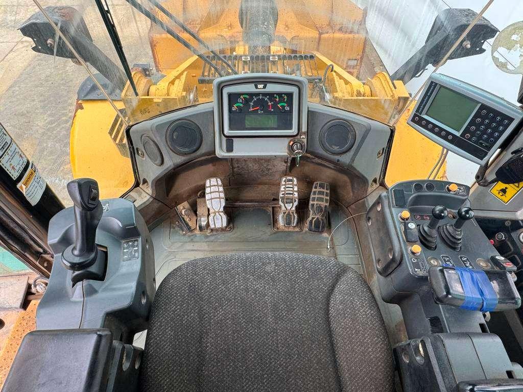 Caterpillar 972M - Weight System / Backup Camera Photo 9