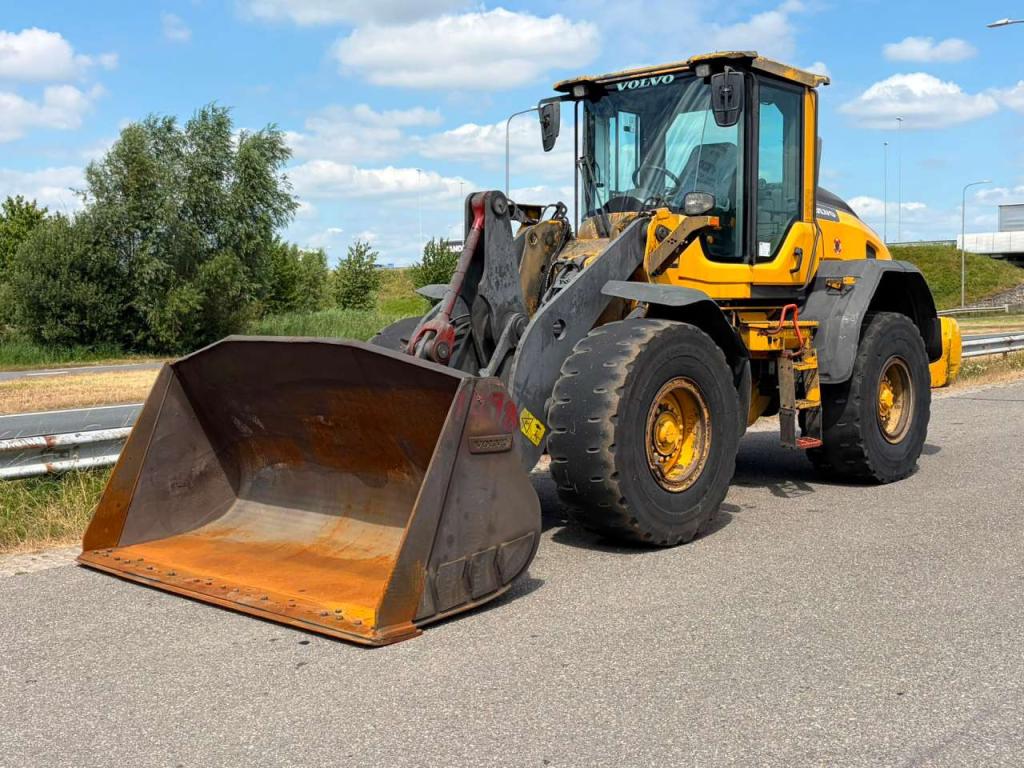 Volvo L90H Photo 2