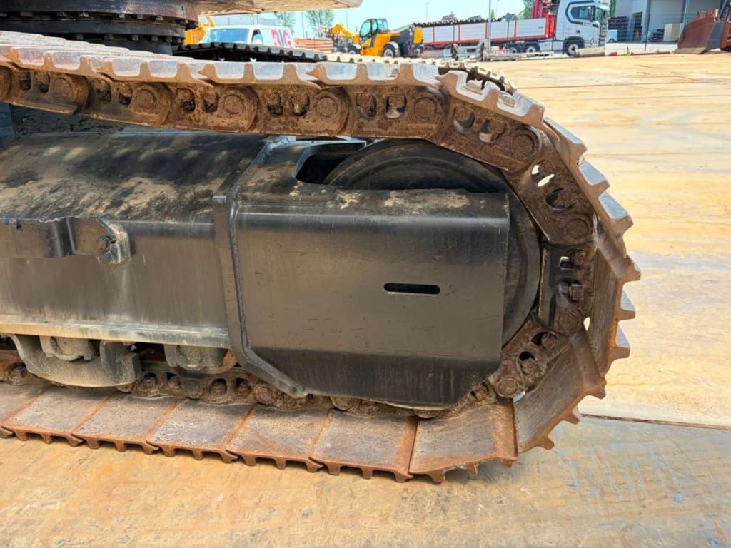 Hitachi ZX350LCN-3 Photo 15