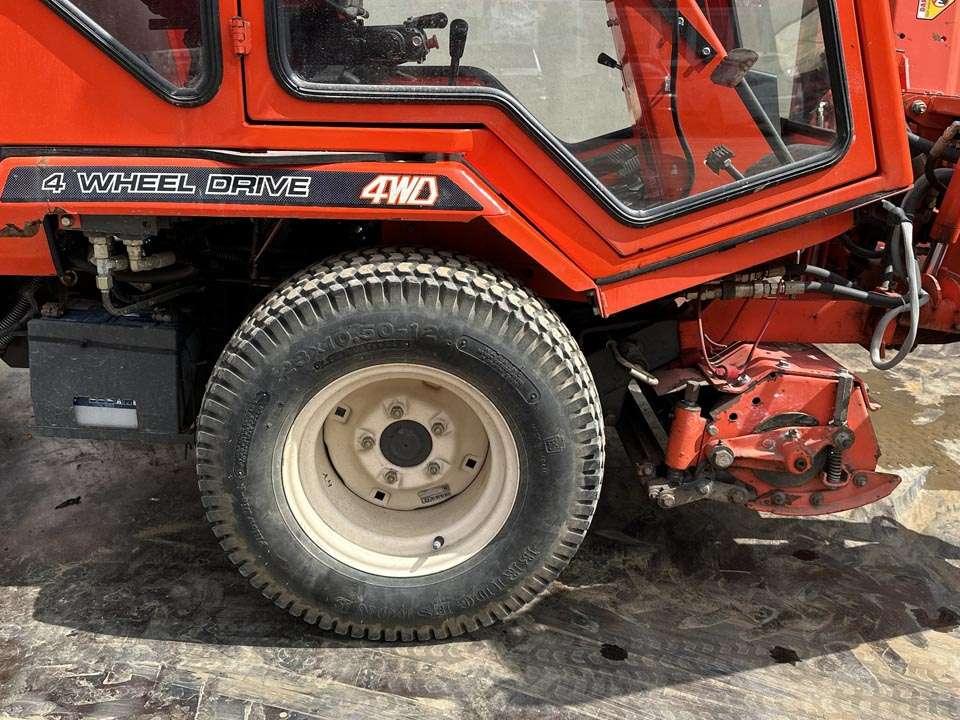 Kubota F2400 4X4 Photo 6