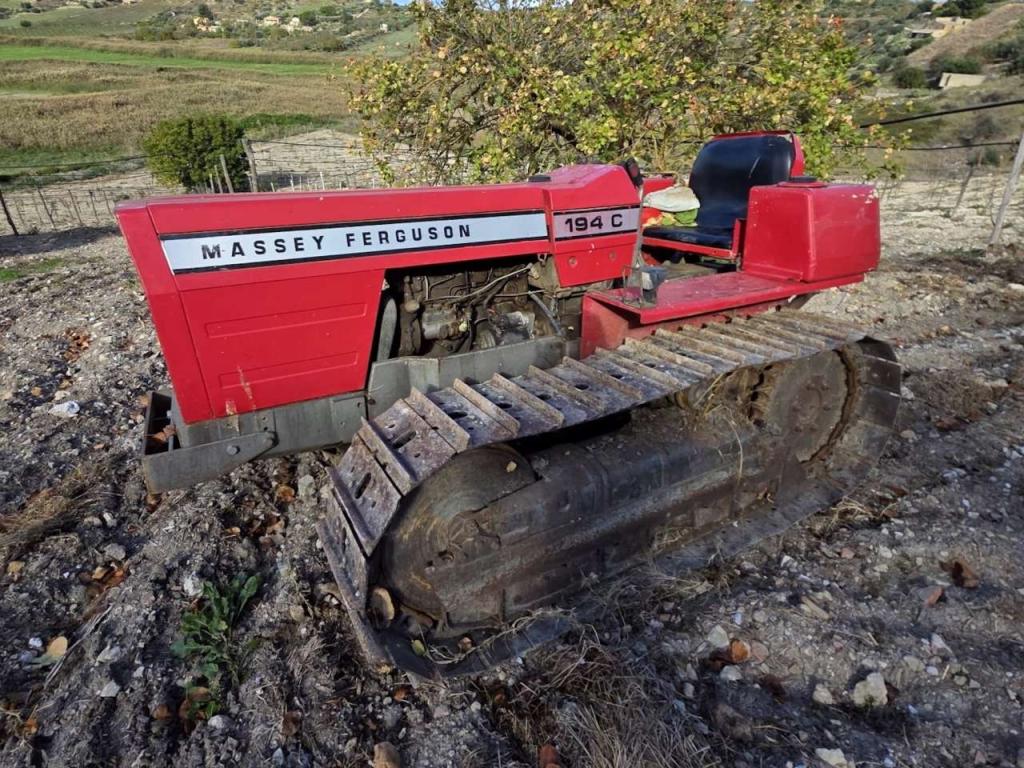 Massey Ferguson 194C Photo 1