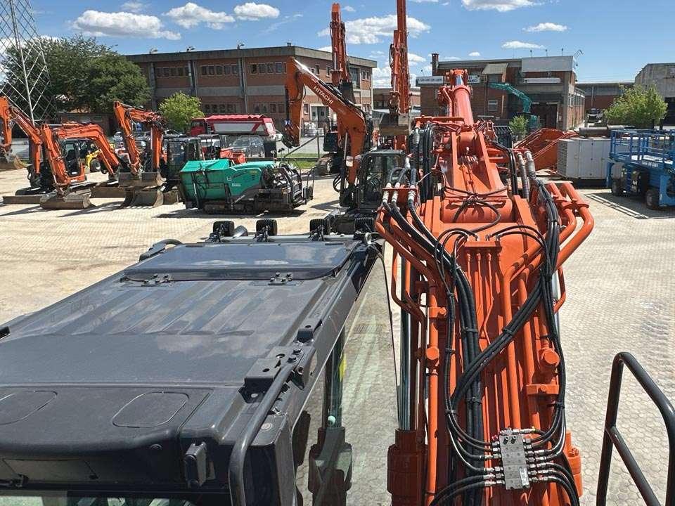 Hitachi ZX180W-7 Photo 15
