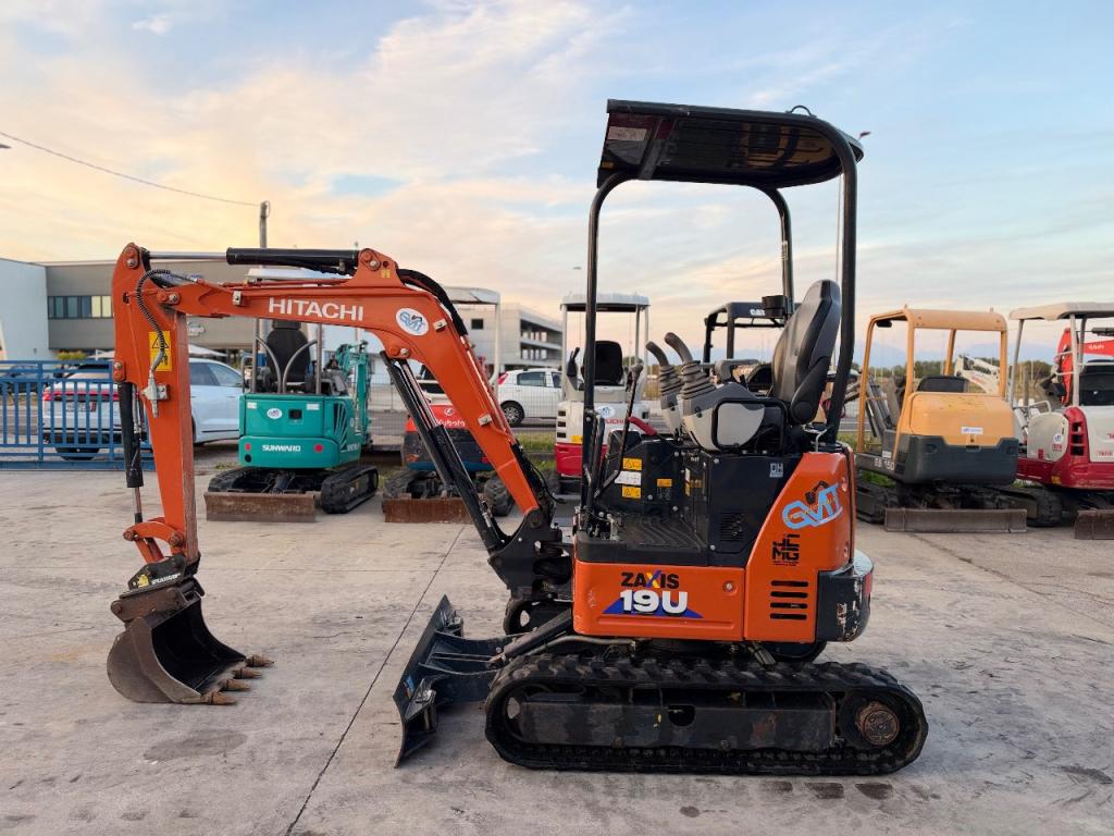 Hitachi ZX19U-6 Photo 6