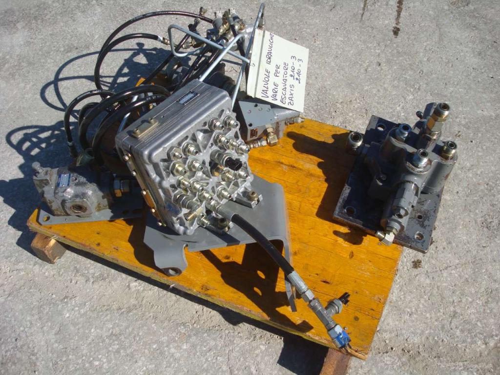 Valve for ZAXIS 210-3 E 240-3 Photo 1