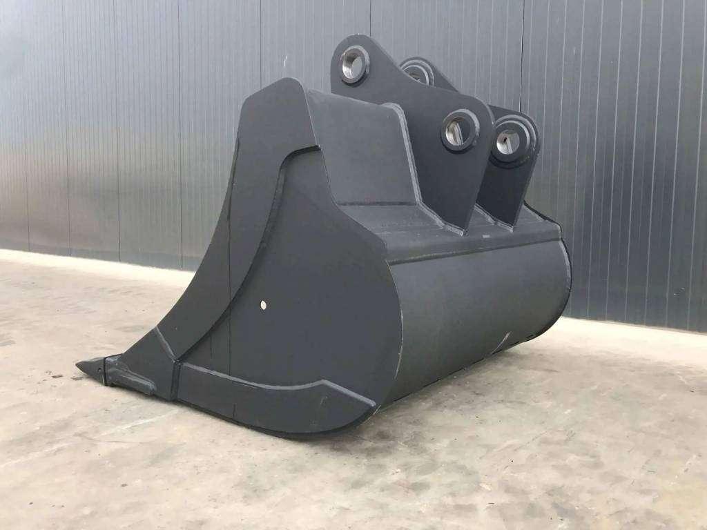 Komatsu PC210 Photo 2