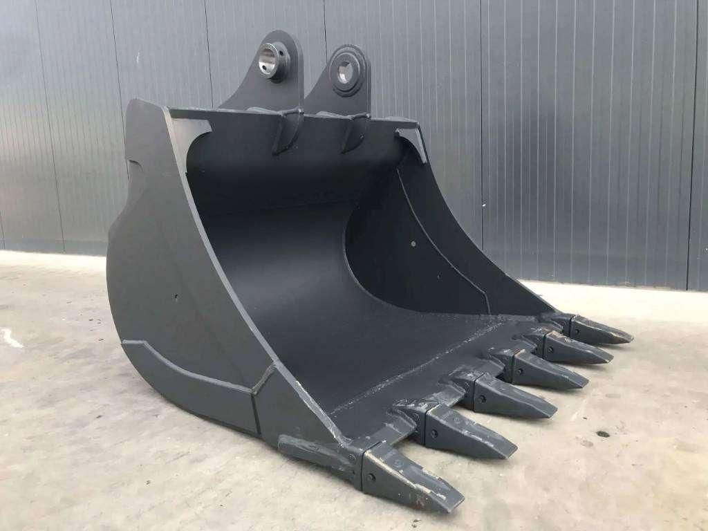 Komatsu PC210 Photo 7