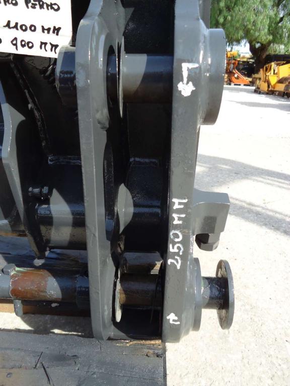 Hydraulic quick coupler for per Takeuchi TL10V-2 Photo 3
