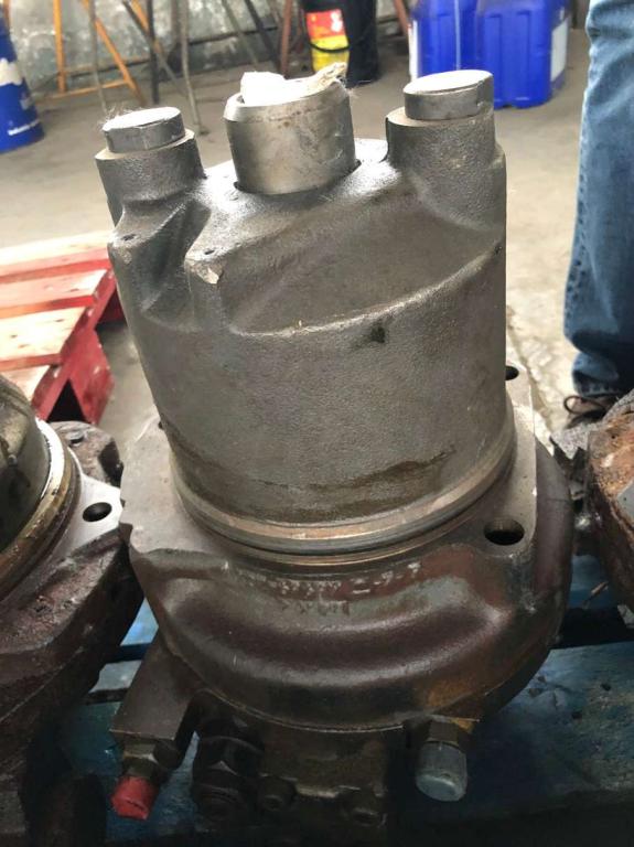 Translation motor for Caterpillar 325C Photo 1