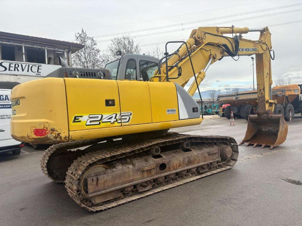 New Holland E245 Photo 2