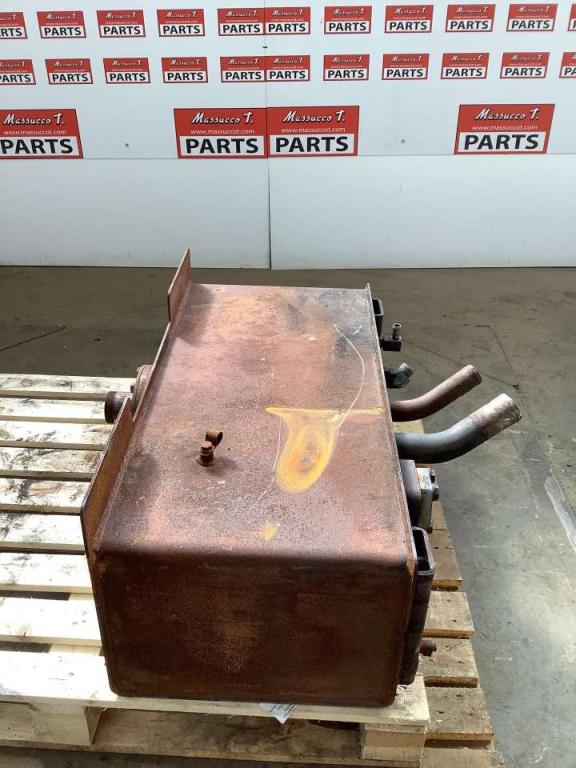 Oil tank for Caterpillar 924G Photo 4