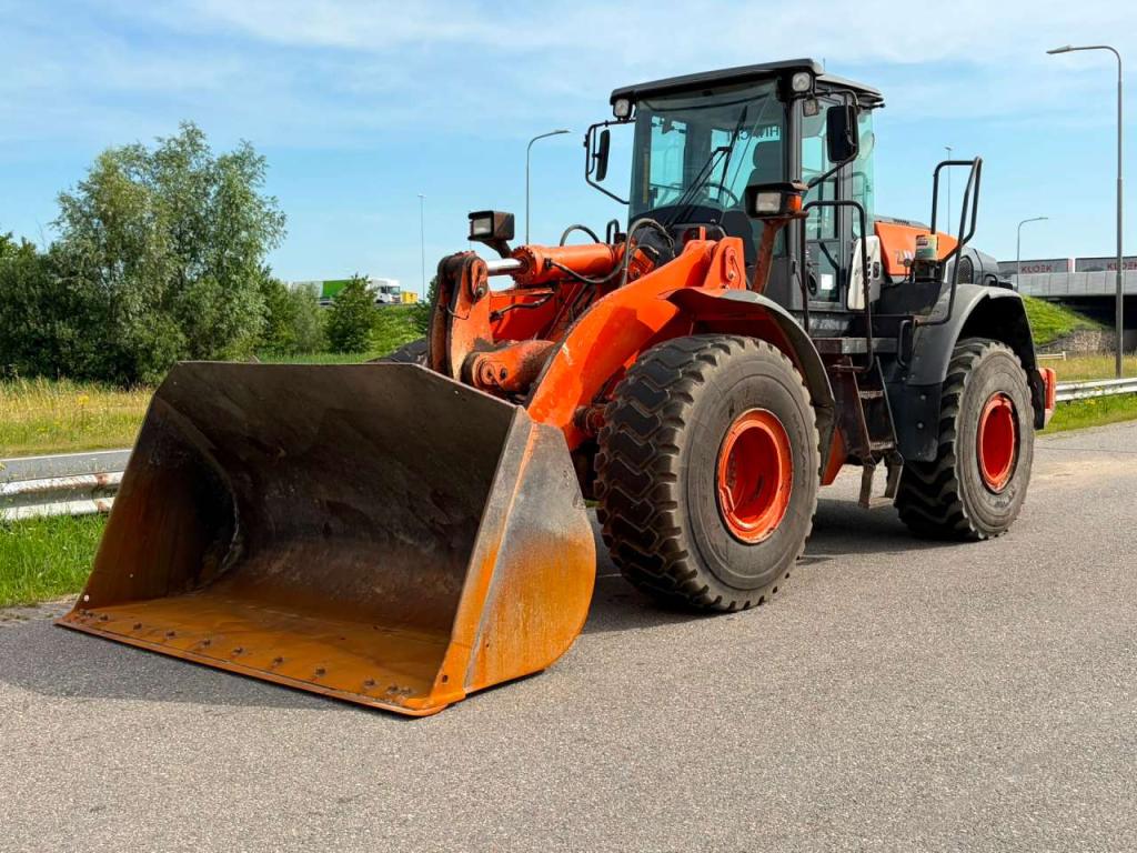 Hitachi ZW220-5B Photo 2