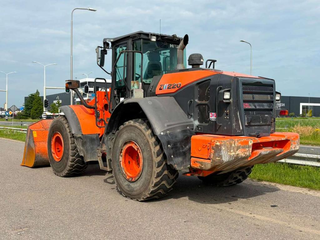 Hitachi ZW220-5B Photo 3
