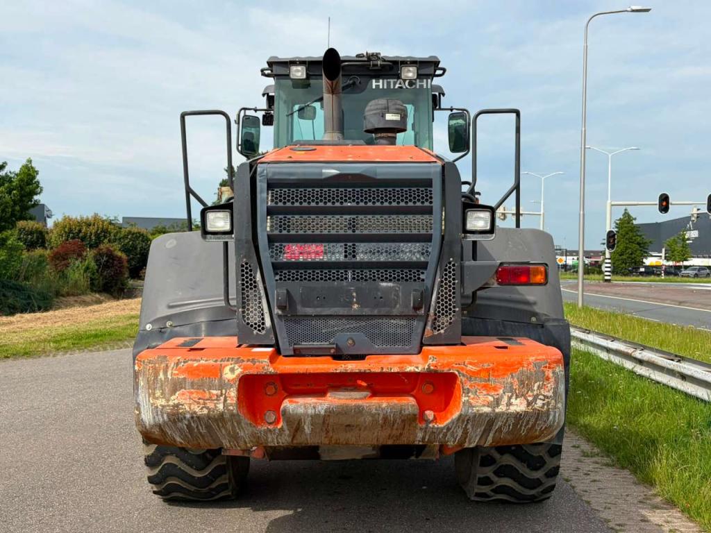 Hitachi ZW220-5B Photo 4