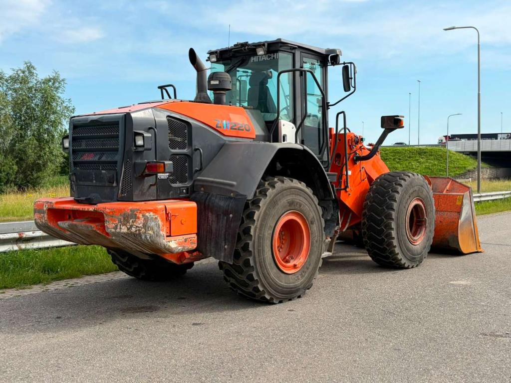 Hitachi ZW220-5B Photo 5