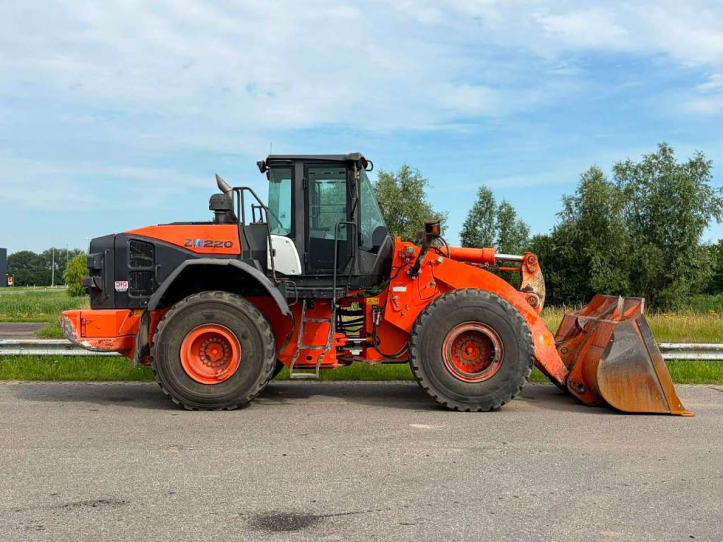 Hitachi ZW220-5B Photo 6