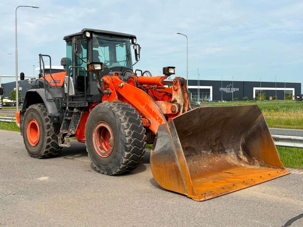 Hitachi ZW220-5B Photo 7