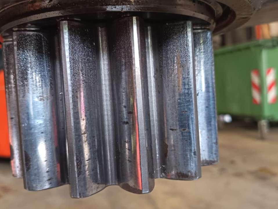 Swing drive for New Holland E 245 Photo 4