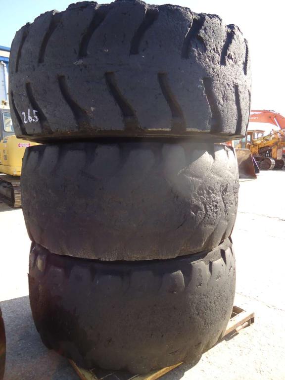 Tire for Fiat Hitachi FR220 Photo 2