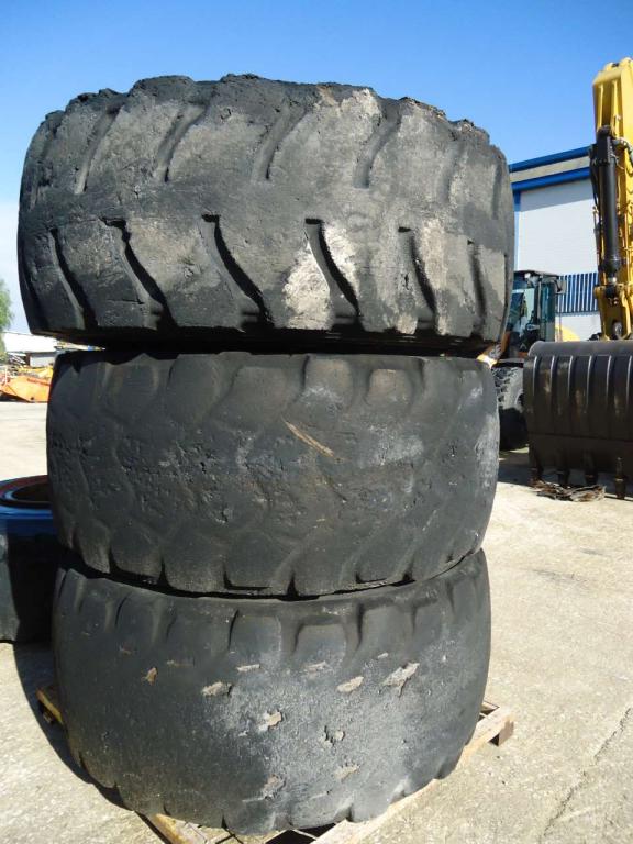 Tire for Fiat Hitachi FR220 Photo 4